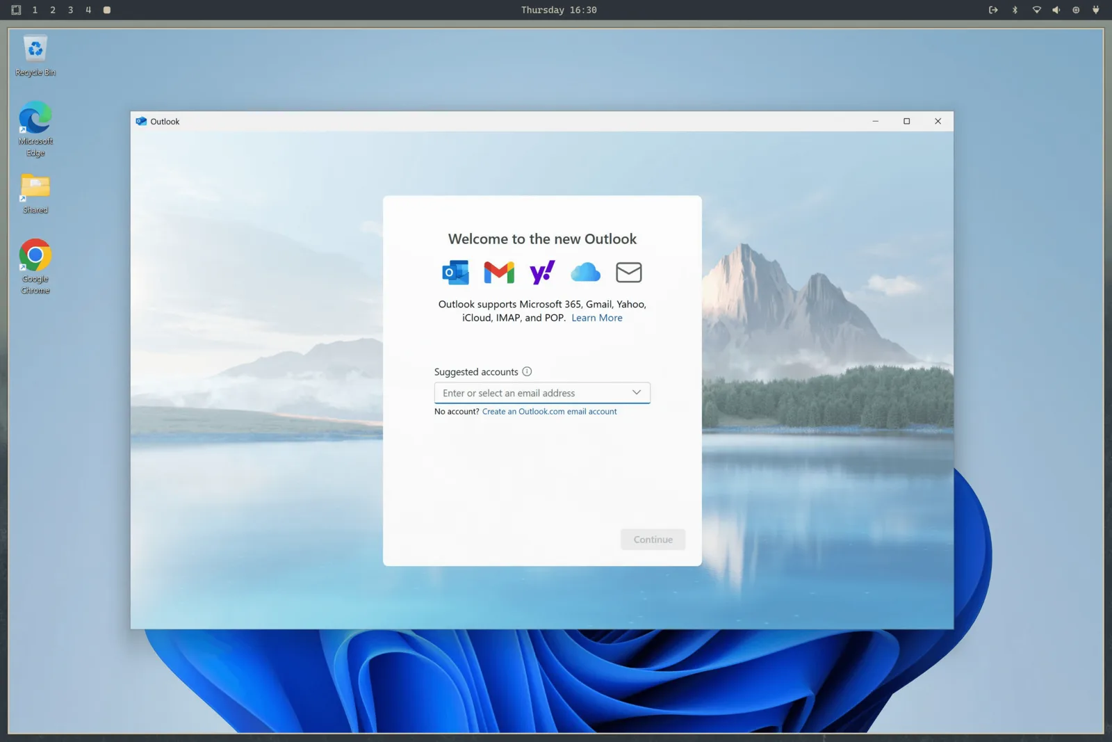 Windows 11 ejecutando Outlook dentro de Omarchy, con la barra del escritorio de Omarchy visible arriba